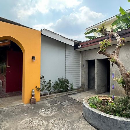 Baan Ma Feung Guesthouse Kanchanaburi Luaran gambar