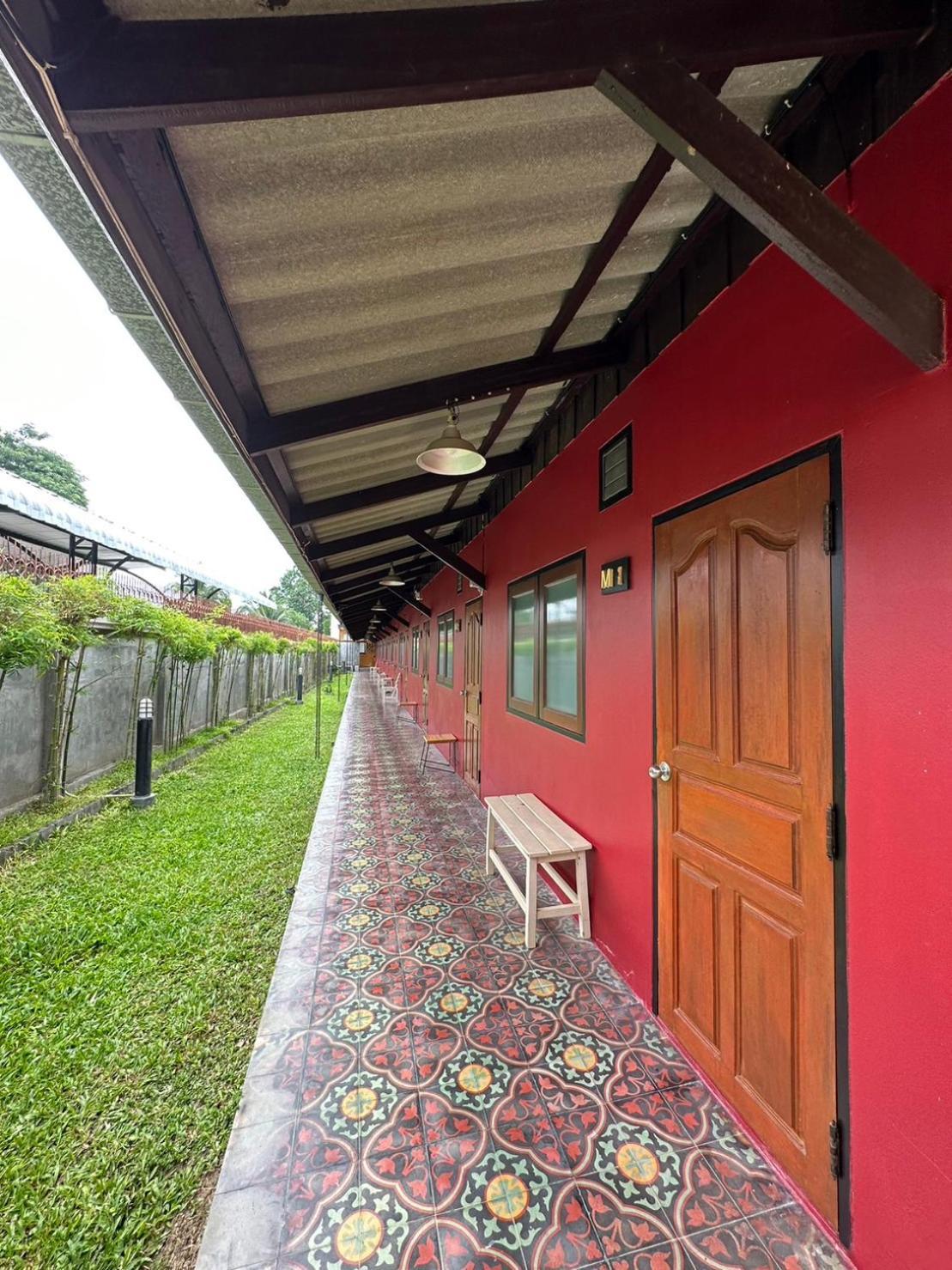 Baan Ma Feung Guesthouse Kanchanaburi Luaran gambar