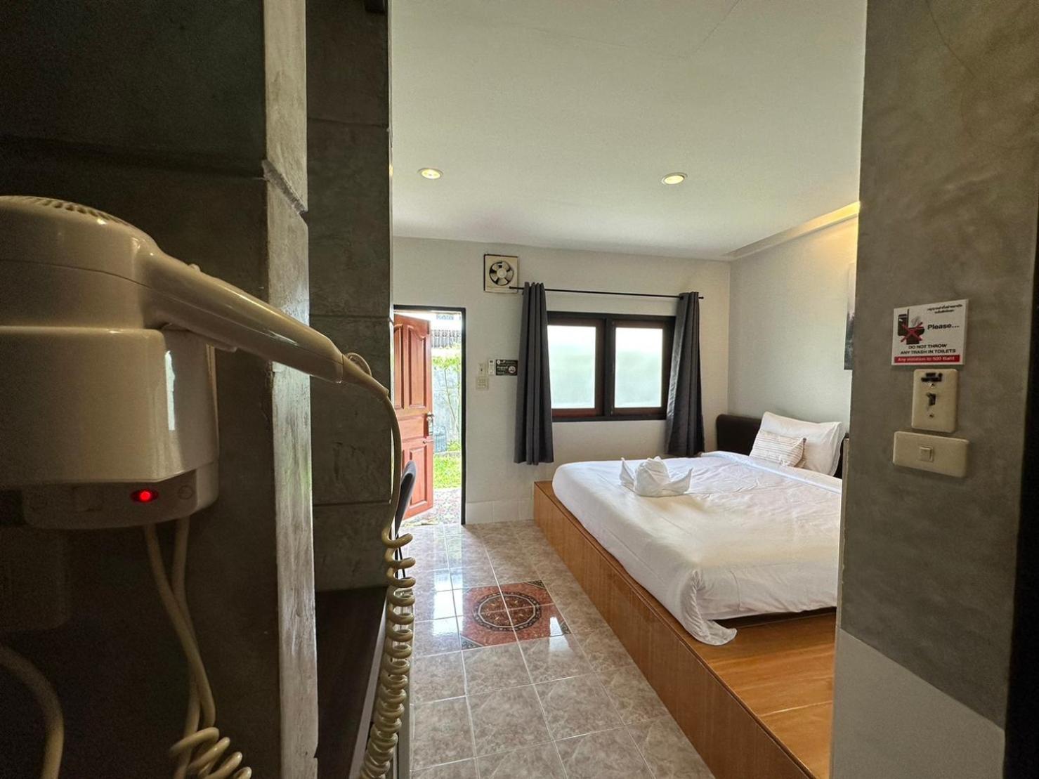 Baan Ma Feung Guesthouse Kanchanaburi Luaran gambar