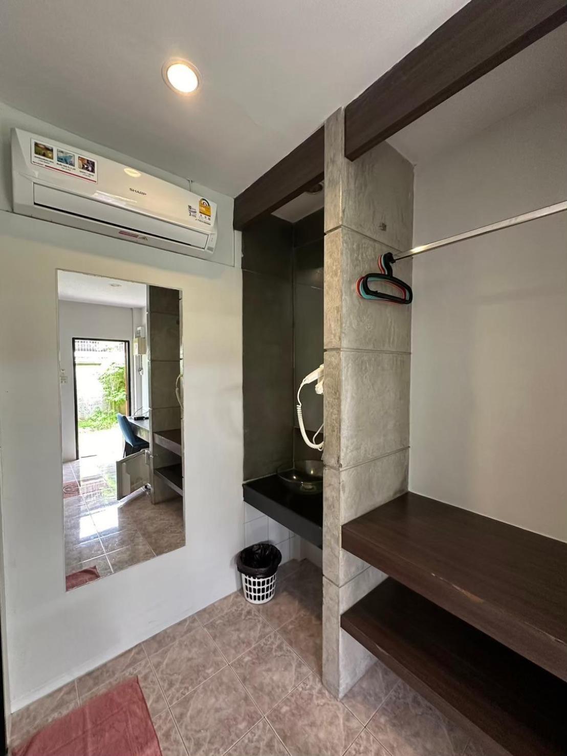 Baan Ma Feung Guesthouse Kanchanaburi Luaran gambar