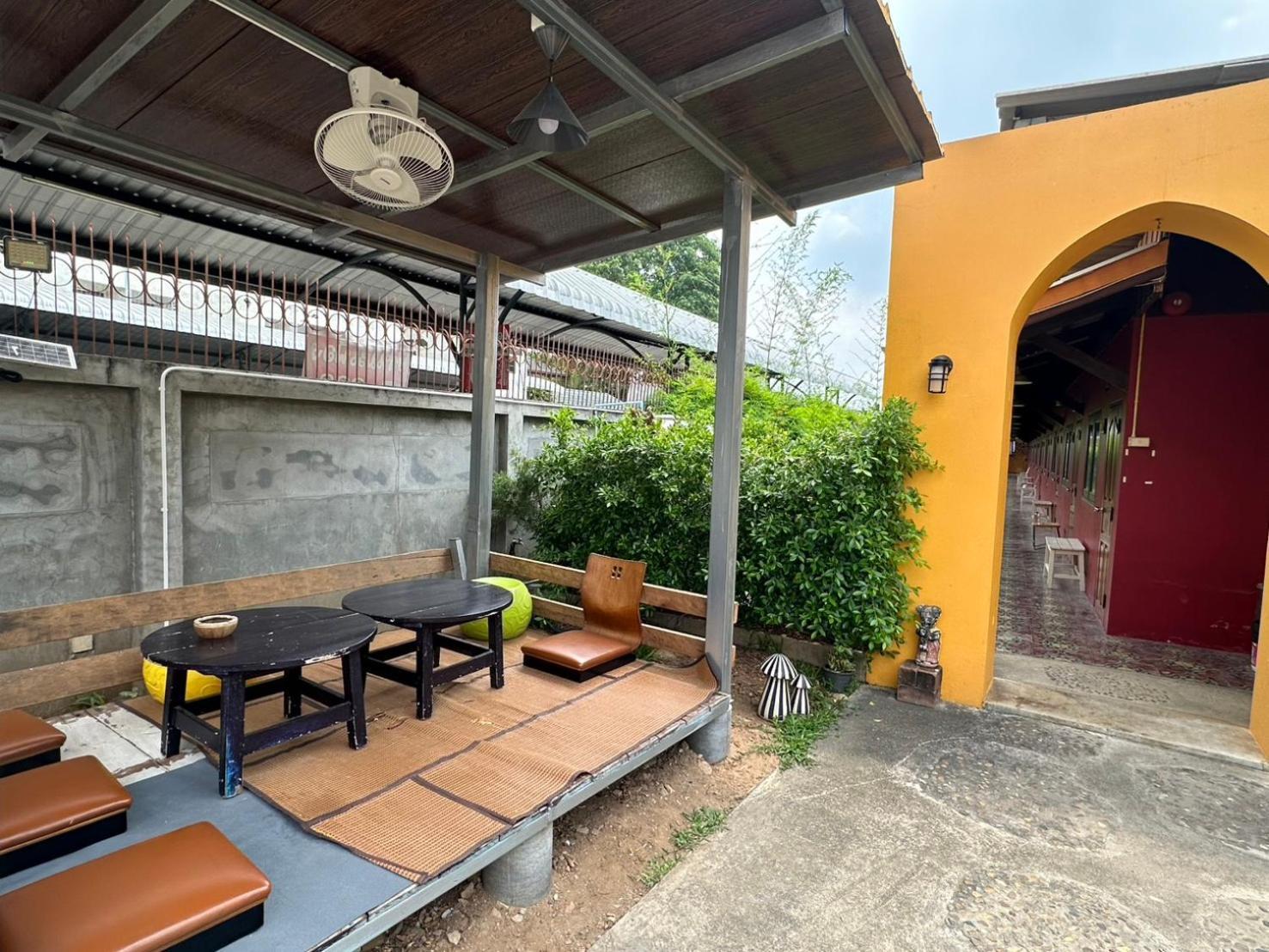 Baan Ma Feung Guesthouse Kanchanaburi Luaran gambar