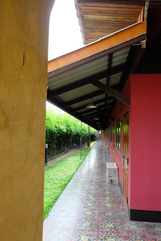 Baan Ma Feung Guesthouse Kanchanaburi Luaran gambar