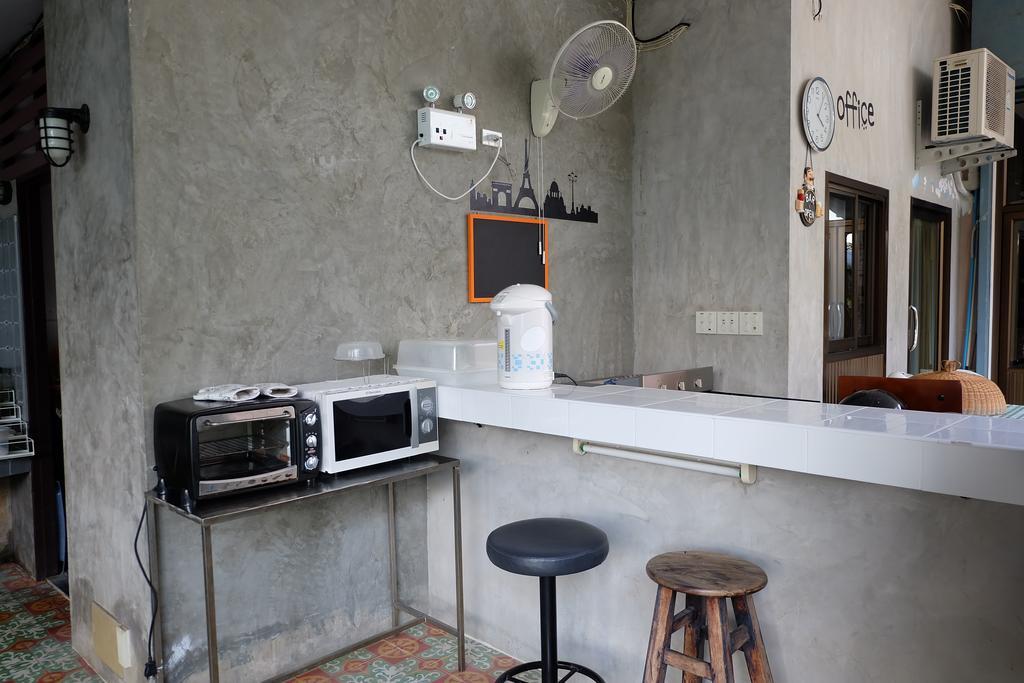 Baan Ma Feung Guesthouse Kanchanaburi Luaran gambar