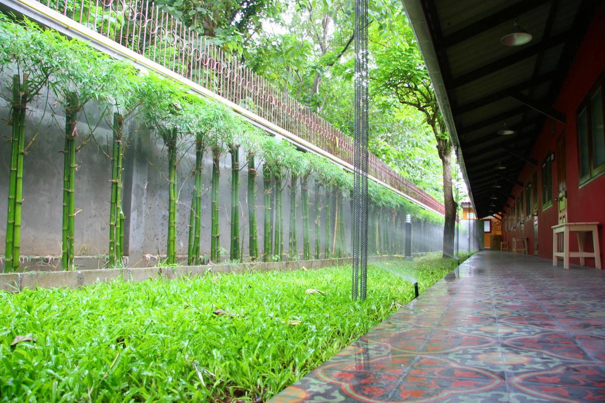 Baan Ma Feung Guesthouse Kanchanaburi Luaran gambar