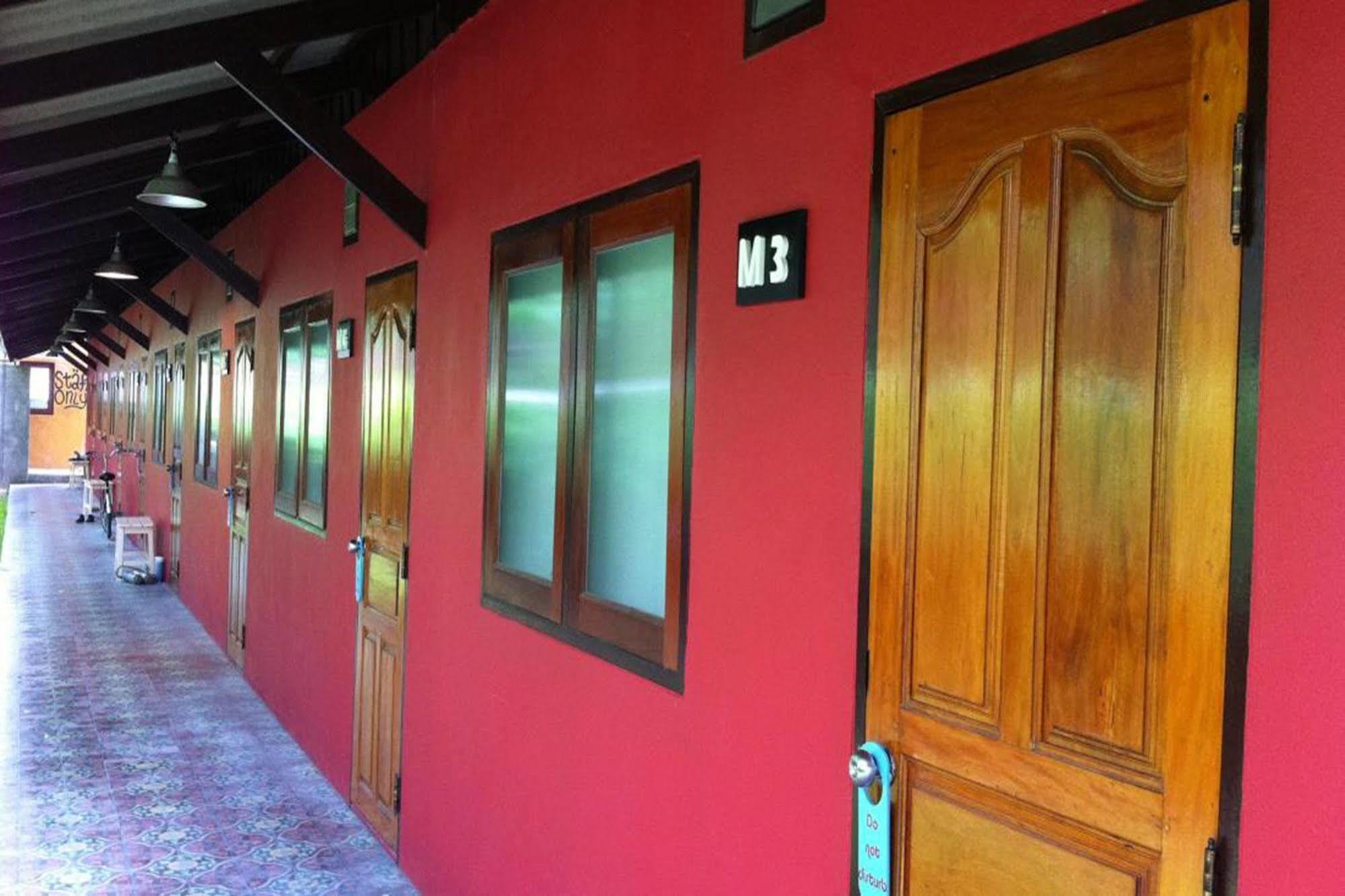 Baan Ma Feung Guesthouse Kanchanaburi Luaran gambar