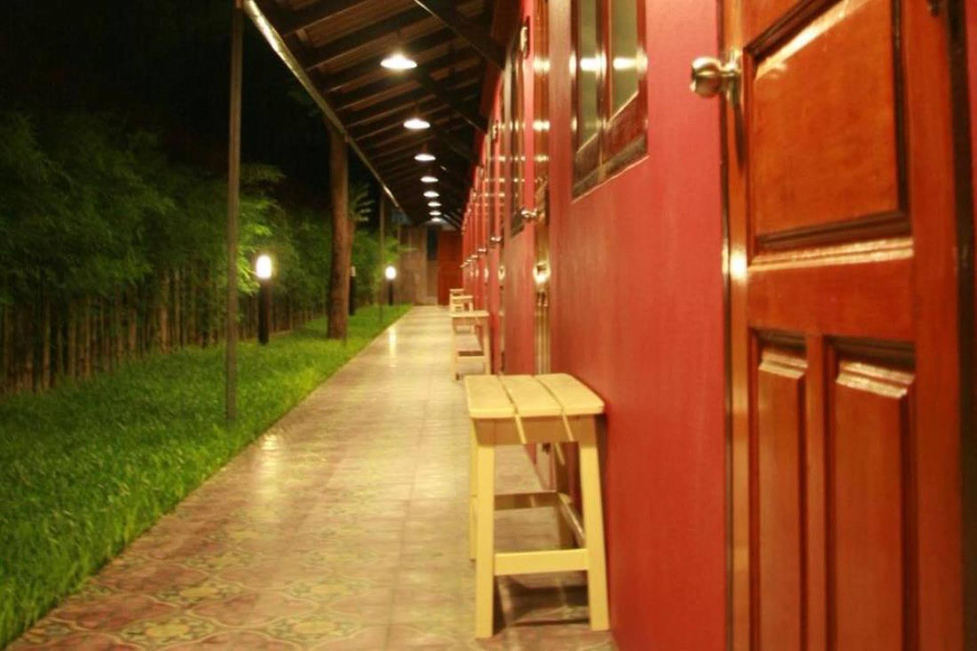 Baan Ma Feung Guesthouse Kanchanaburi Luaran gambar