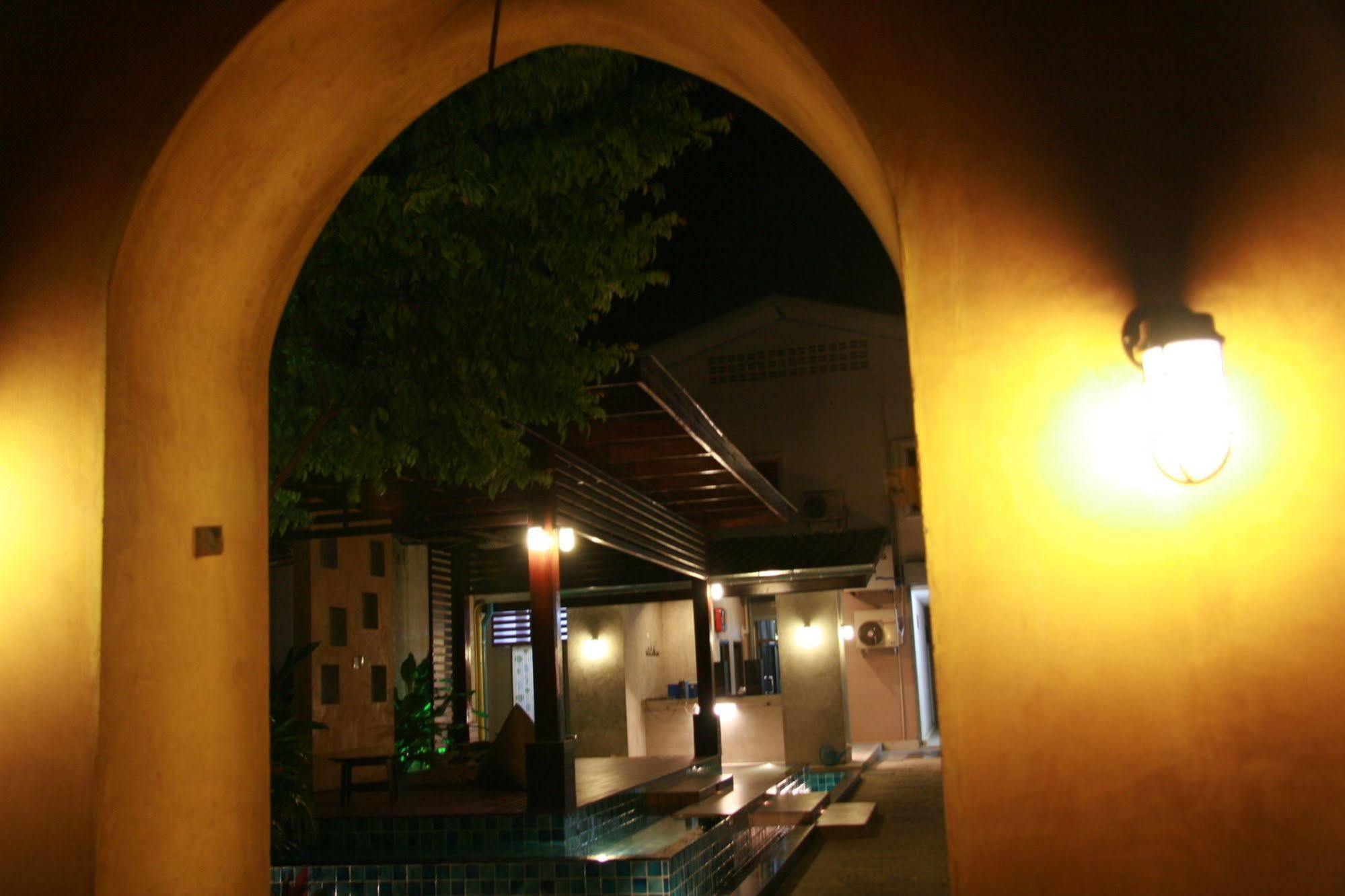 Baan Ma Feung Guesthouse Kanchanaburi Luaran gambar