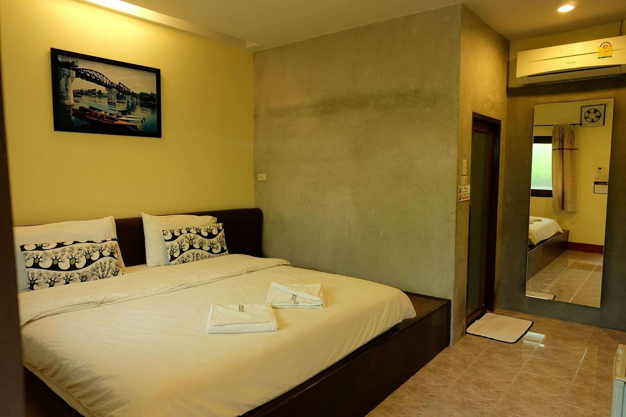 Baan Ma Feung Guesthouse Kanchanaburi Luaran gambar